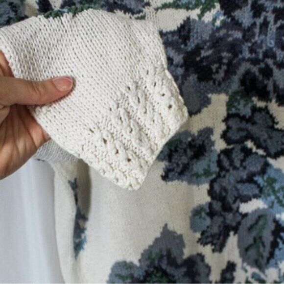 Vintage Hand Knit Long Sleeve Crew Neck Blue and Cream Floral Sweater Medium - Picture 5 of 8